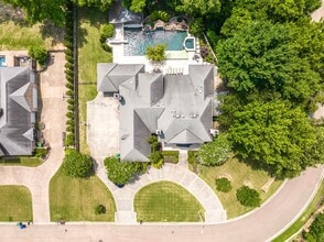 Building Photo - 9039 N Hollybrook Ln