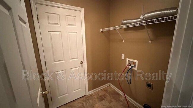 Foto del edificio - 505 Meadowland Ct