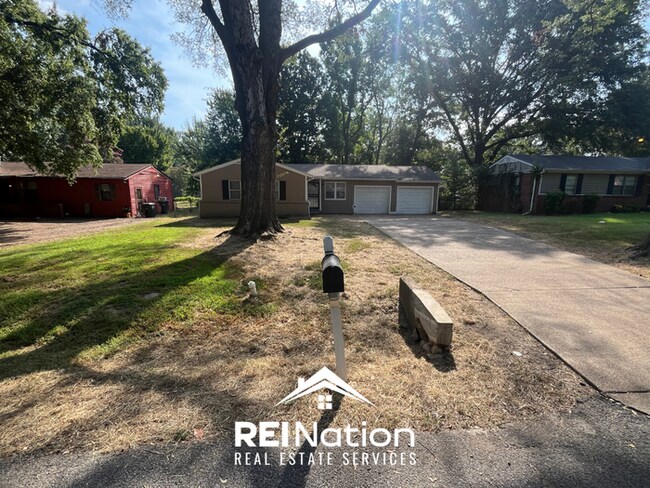 Building Photo - HOT LISTING! 3BR/1.5BA Memphis Gem | Hardwoods & Fenced Yard | 2-Car Garage!