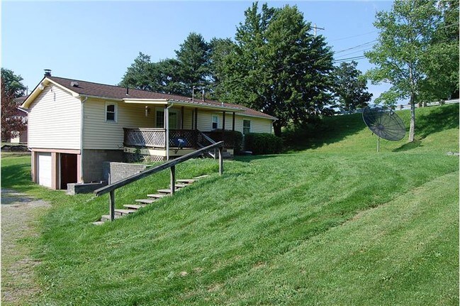 Building Photo - 335 Fernwood Rd