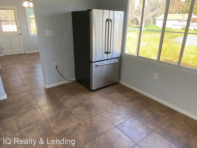 Building Photo - 3 br, 1 bath House - 208 Cedar St