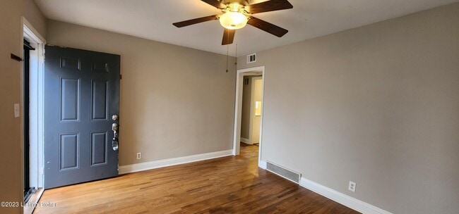 Building Photo - 208 Colonial Dr