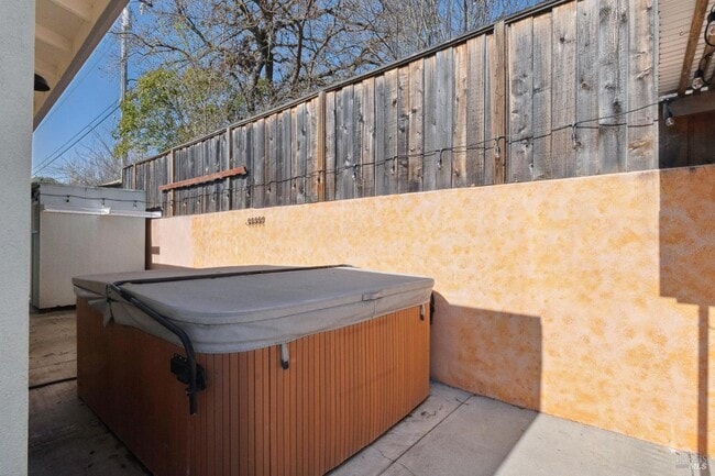 Building Photo - 582 Fernando Dr