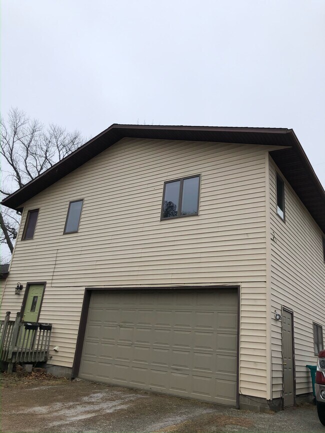 Building Photo - 408 4th Ave SE