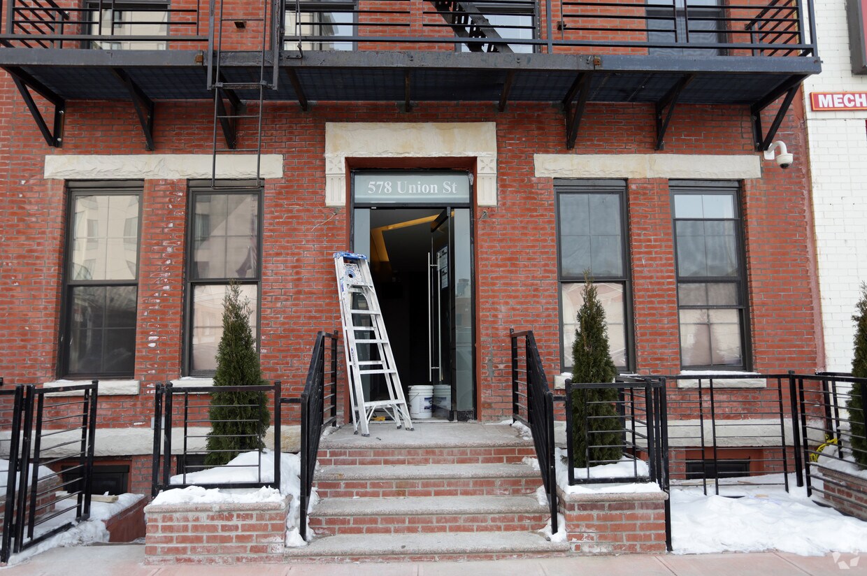 Building Photo - 578 Union St
