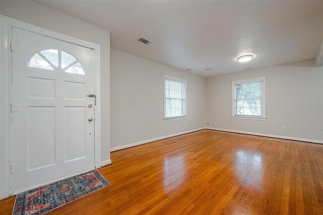 Building Photo - 913 W 18th St