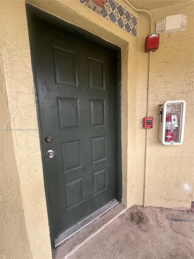 Foto del edificio - 18318 NW 68th Ave