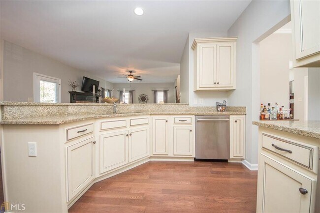 Building Photo - *** FIRST MONTH FREE WITH MOVE IN DATE BEFORE 3/16*** Hurry and show this 5 bedroom, 3 full bath ...