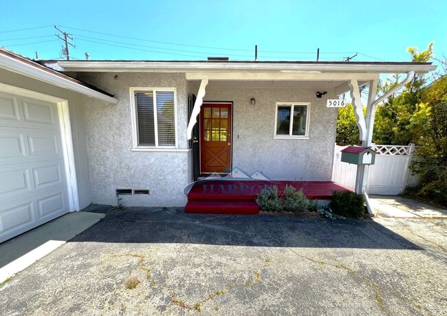 Building Photo - Charming 3 Bedroom 2 Bathroom