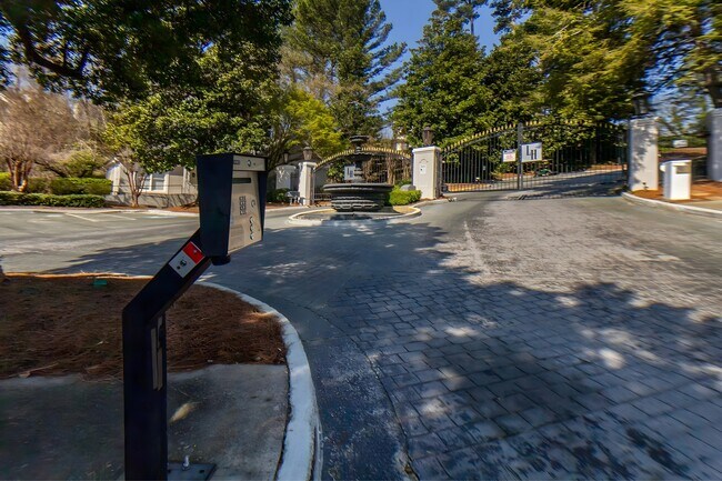 Foto del edificio - 3104 Pine Heights Dr NE