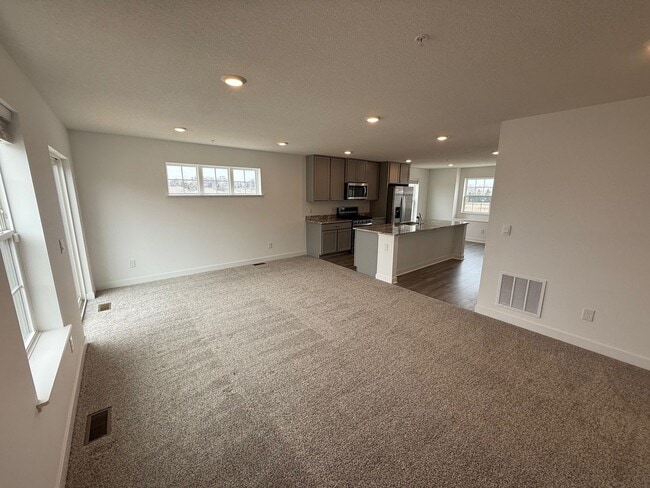 Foto del edificio - End Unit Luxury Townhouse Available Now, Primary En Suite, Fireplace, Balcony