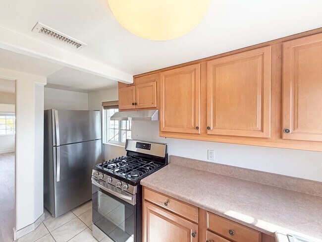 Foto del edificio - SD: Bright 2BD/2BA Unit in University Heights with A/C, In-Unit Laundry & 1 Reserved Parking