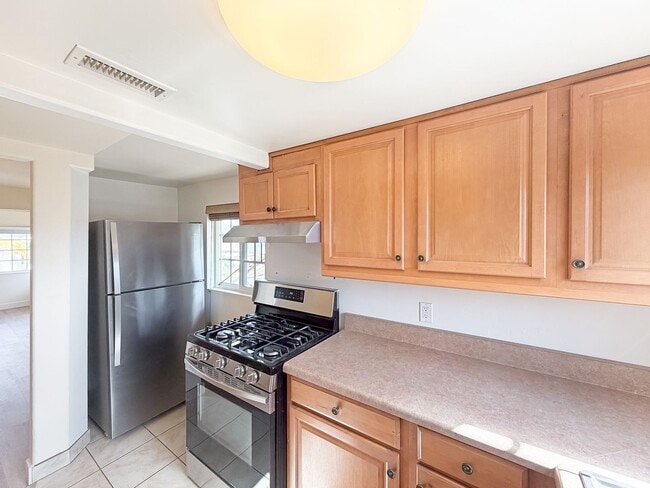 Building Photo - SD: Bright 2BD/2BA Unit in University Heights with A/C, In-Unit Laundry & 1 Reserved Parking