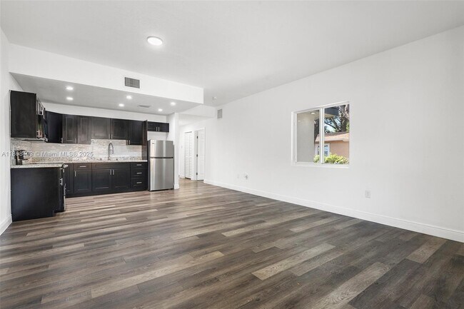 Foto del edificio - 7703 NW 3rd Ave