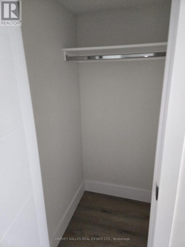 Photo du bâtiment - 111 McAllister Rd