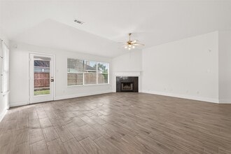 Building Photo - 3143 Oakwood Run Dr