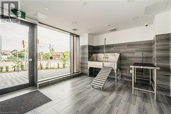 Building Photo - 15 Wellington St S