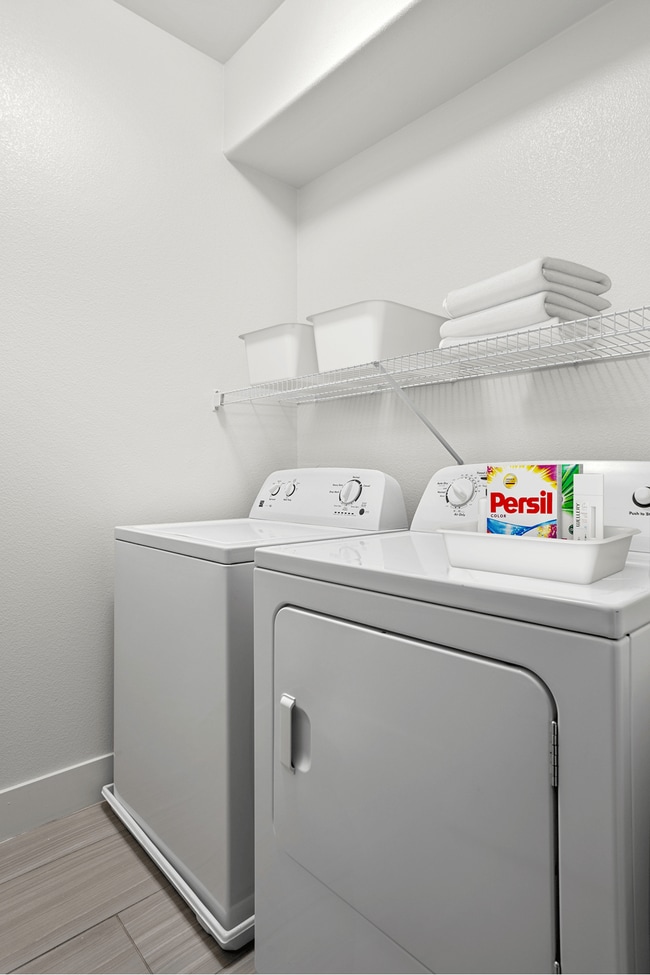 Building Photo - 2one5