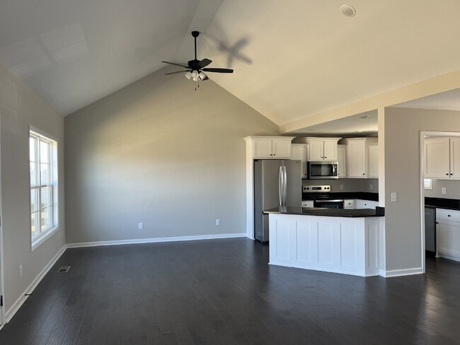 Foto del edificio - BRAND NEW CONSTRUCTION. NEVER LIVED IN. LAWN CARE INCLUDED.