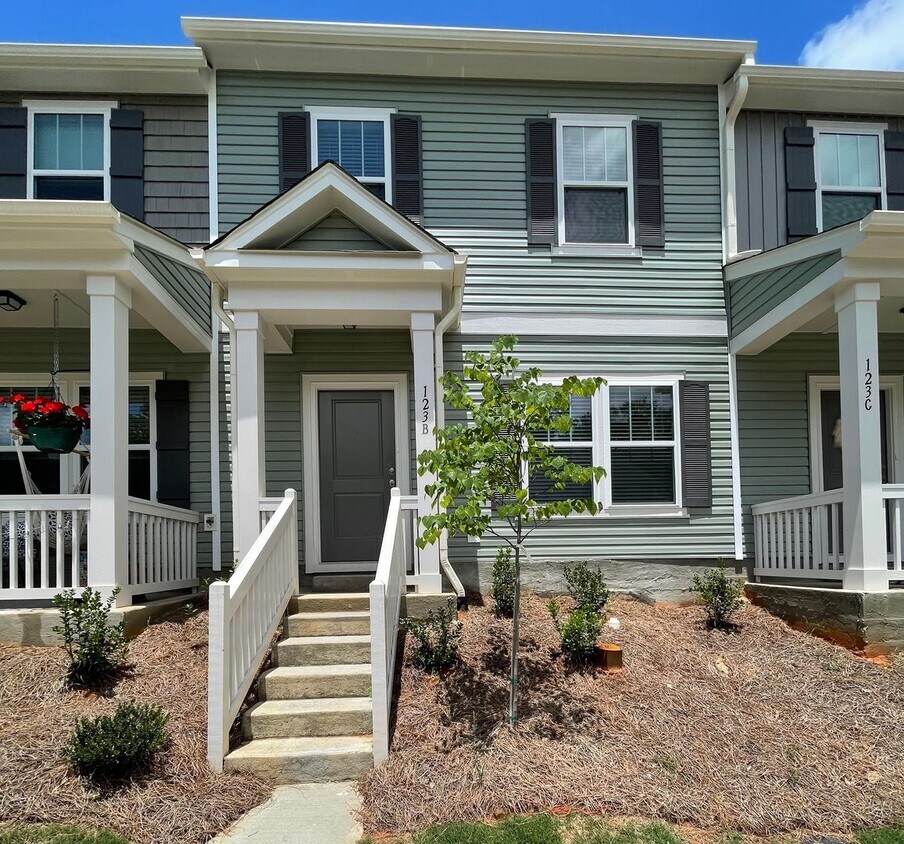 Foto principal - 3 Bedroom Townhome Main Street Mooresville