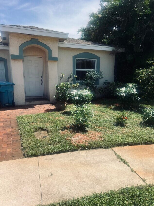 Foto principal - 2122 E Ridge Circle East