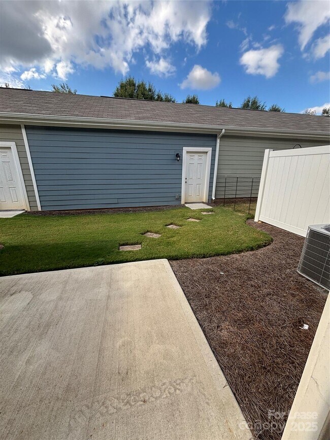 Foto del edificio - 414 Sagecroft Ln