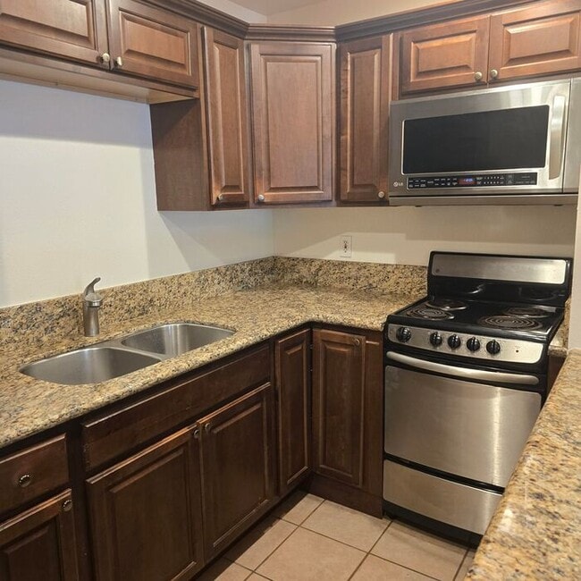 Building Photo - Welcome to this charming 1-bedroom, 1-bath...