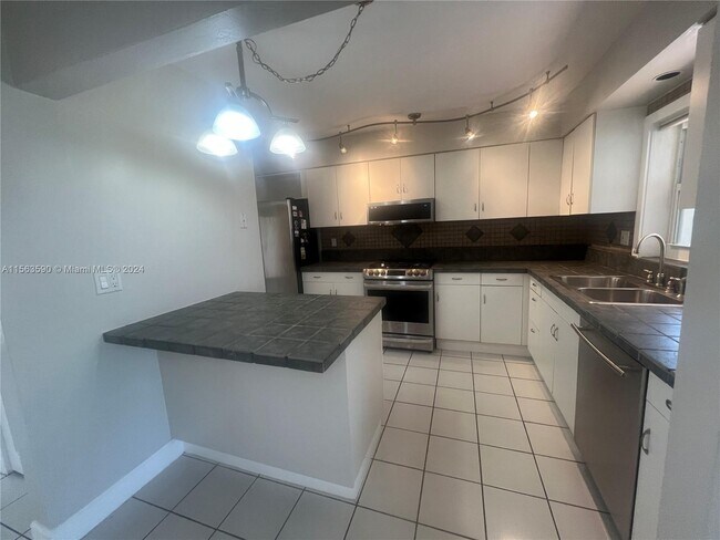 Foto del edificio - 9321 Sterling Dr