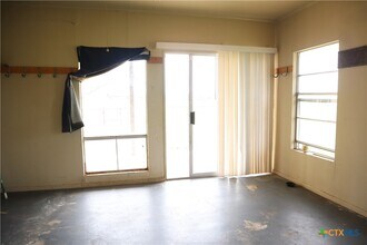 Building Photo - 707 Old Seguin Luling Rd