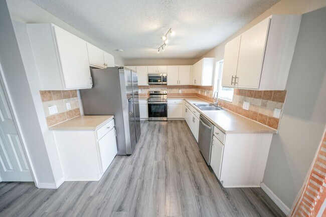 Building Photo - SPACIOUS 4 BEDROOM 2.5 BATH TWO STORY CLERMONT HOME