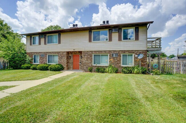 Las fotos corresponden a un mueble con espejo del mismo edificio. Los acabados pueden variar. - 42 Park Heights Court