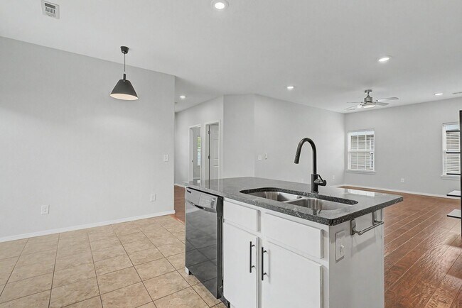 Foto del edificio - Beautiful 3 Bedroom Home with Hardwood, Tile & Spacious Kitchen