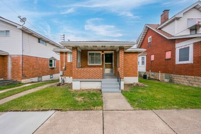 Foto del edificio - Stunning 3 bedroom home in Clairton availa...