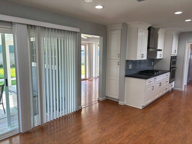 Foto del edificio - NICE 2 Bedroom Home with Large Enclosed Ya...
