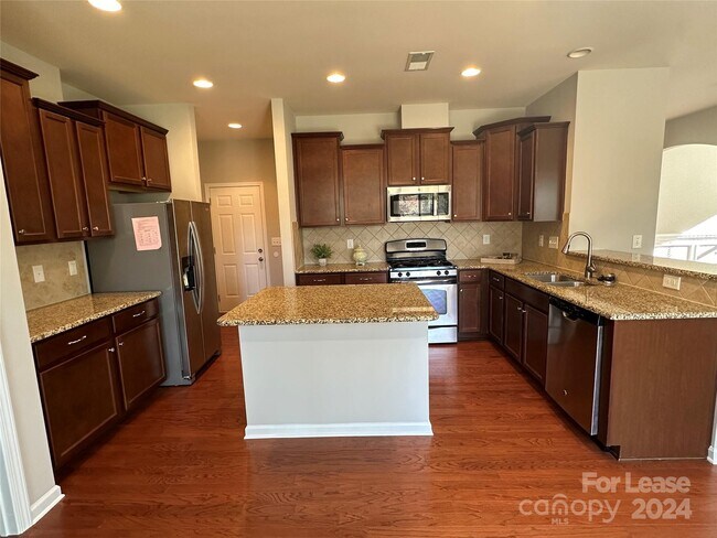 Foto del edificio - 2709 Lawson Dr