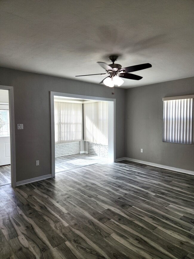 Building Photo - 313 W Palm Dr