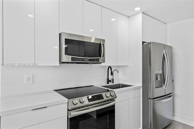 Foto del edificio - 4101 Pine Tree Dr