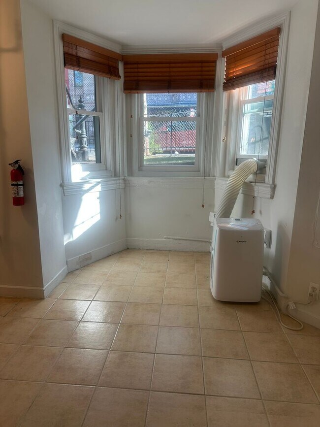 Foto del edificio - Modern Basement Unti 1 Bedroom/1 Bath, Recently renovated, new stainless steel appliances, floori...