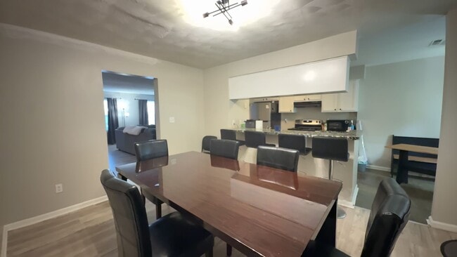 Foto del edificio - Beautiful 3BR Townhome in Gated Kings Square Community