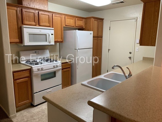 Foto del edificio - Back unit available in Paseo Del Lago!