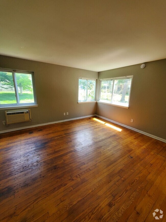 Building Photo - 2448 W Kilbourn Ave