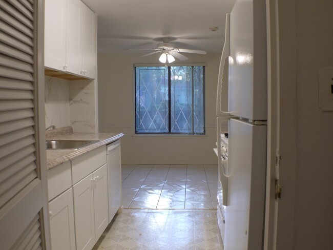 Kitchen/Dining area - 432 Clubhouse Ct