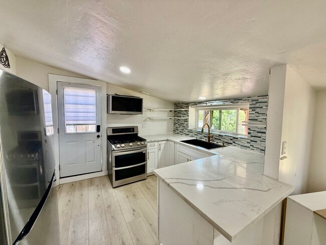 Building Photo - 1749 Skyline Dr