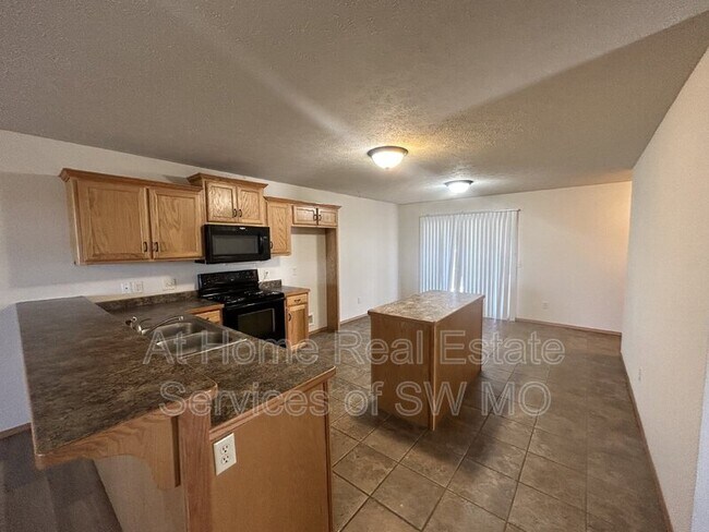 Building Photo - 978 N Parkwood Ave
