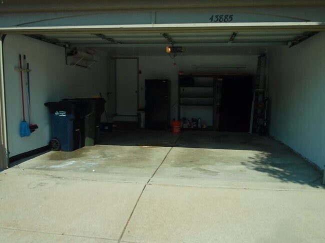Building Photo - 43885 Stoney Ln