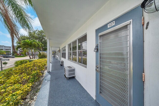 Foto del edificio - 127 Westbury E