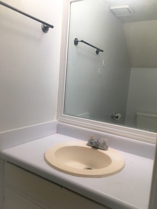 Half bath - 3174 Sloping Terrace