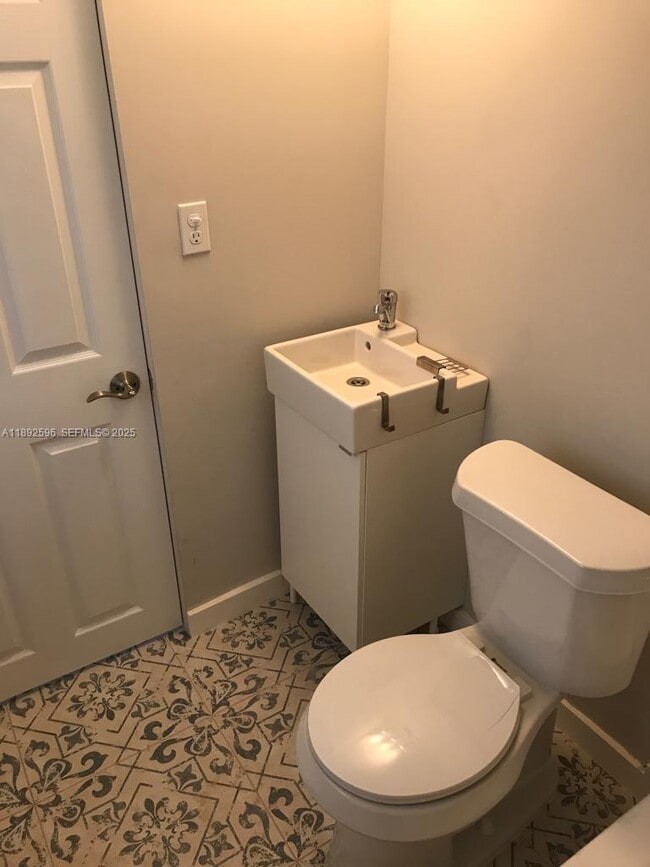 Building Photo - 1700 NW 22nd Ct