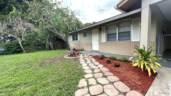Building Photo - 6831 Eastview Dr