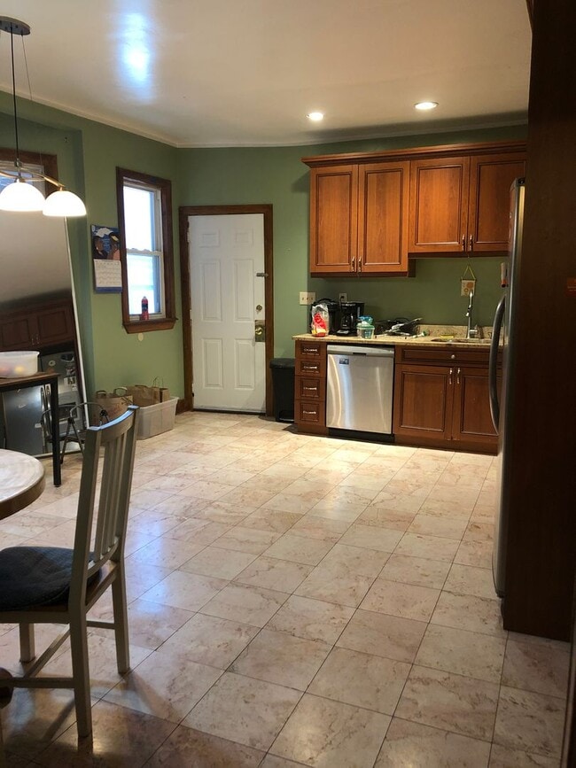Building Photo - No Brokers Fee, In-Unit Washer and Dryer, Eat-in Kitchen, Stainless Steel Appliances, Porch